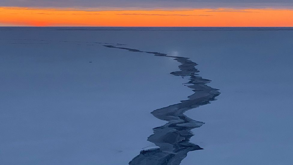 Large cracks can appear in the sea ice within a few hours and then can disappear again almost as quickly in the fast changing Arctic environment (Credit: Sebastian Grote/AWI) Large cracks can appear in the sea ice within a few hours and then can disappear again almost as quickly in the fast changing Arctic environment (Credit: Sebastian Grote/AWI)