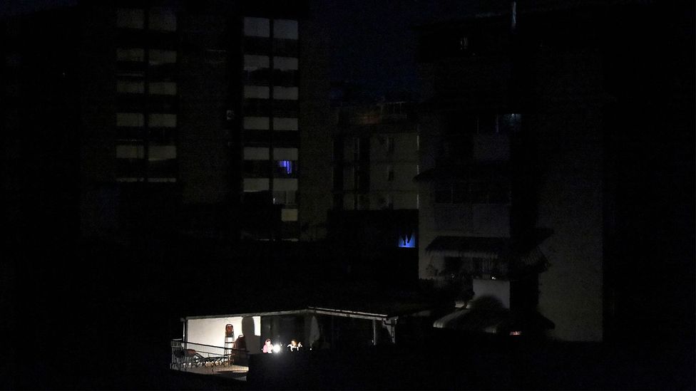 The blackouts in Venezuela hit people's homes, causing pumps powering running water to stop and food to spoil in fridges. (Credit: Getty Images)