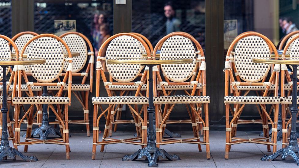 Paris’ sidewalk cafes almost exclusively feature chairs that face outwards, towards the moving, living city (Credit: AlxeyPnferov/Getty Images) Paris’ sidewalk cafes almost exclusively feature chairs that face outwards, towards the moving, living city (Credit: AlxeyPnferov/Getty Images)