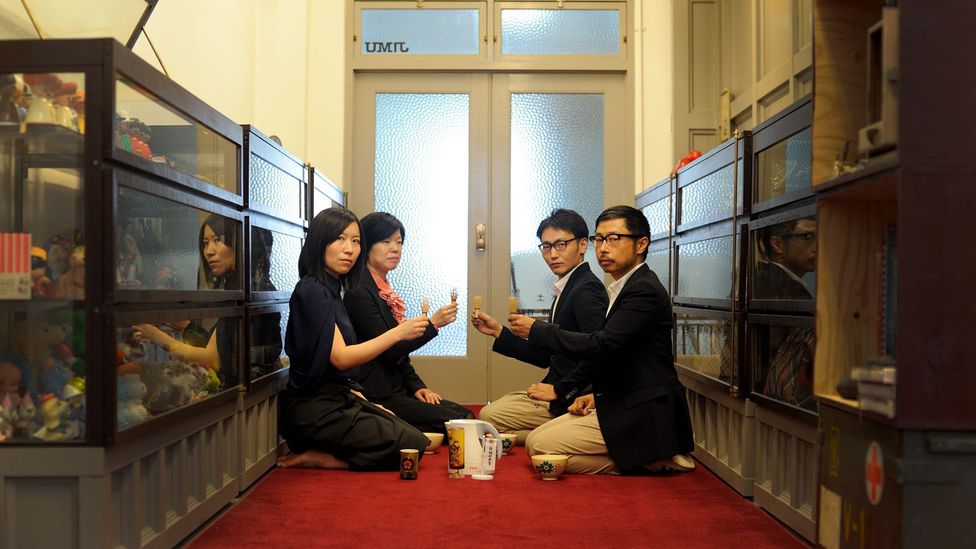 A tea gathering held in an antique shop in Osaka (credit: Kiyoe Akechi)