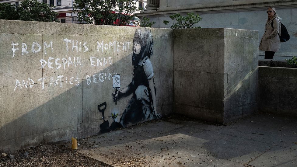 Banksy tarafından yapıldığına inanılan - iklim değişikliği aktivist hareketi Extinction Rebellion'ın logosunu taşıyan bir duvar resmi, Nisan 2019'da Londra'da ortaya çıktı. Banksy tarafından yapıldığına inanılan - iklim değişikliği aktivist hareketi Extinction Rebellion'ın logosunu taşıyan bir duvar resmi, Nisan 2019'da Londra'da ortaya çıktı.