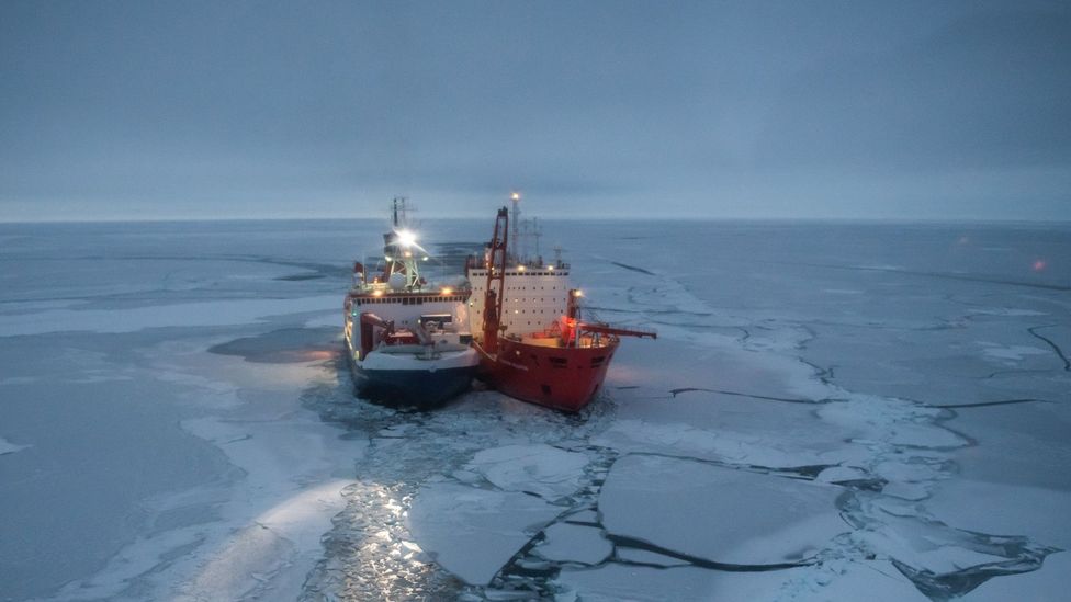 Polarstern and Akademik Fedorov, both more than 100m long, align starboard to starboard in the sea ice to transfer personnel, fuel and cargo (Credit: AWI/Esther Horvath) Polarstern and Akademik Fedorov, both more than 100m long, align starboard to starboard in the sea ice to transfer personnel, fuel and cargo (Credit: AWI/Esther Horvath)