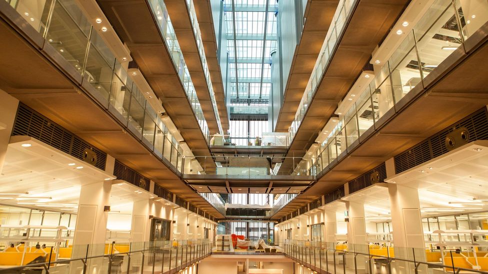 Les concepteurs de l’Institut Francis Crick de Londres n’ont pas tenu compte de l’acoustique - et des bruits qui se propagent à cause des hauts plafonds (Crédit : Alamy)
