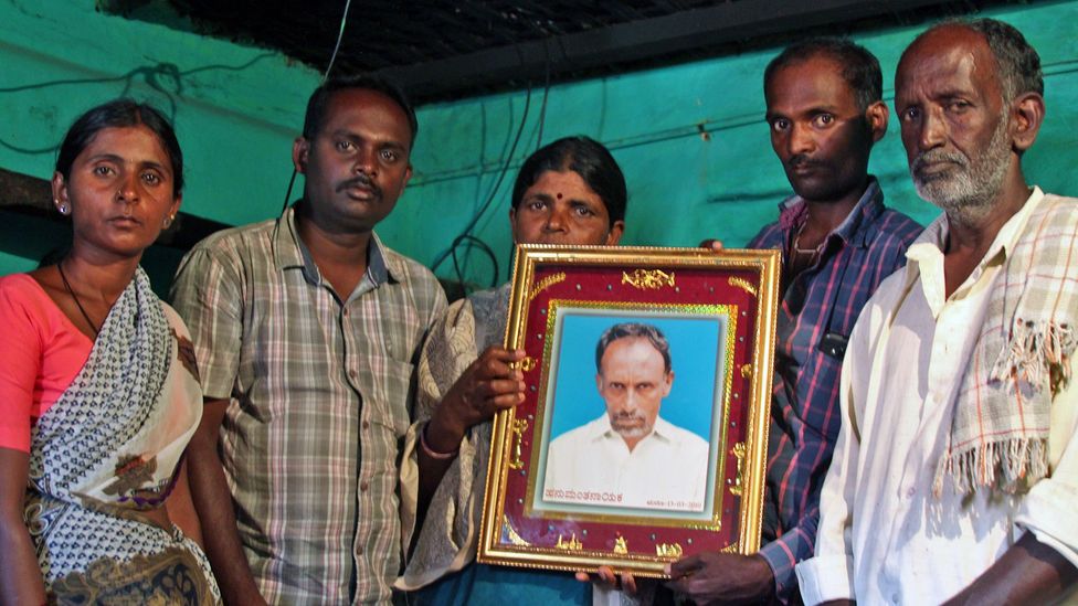 Gopamma Nayaka holds the portrait of her husband Hanamuantha, accompanied by her two sons, daughter and uncle (Credit: Rachel Nuwer)