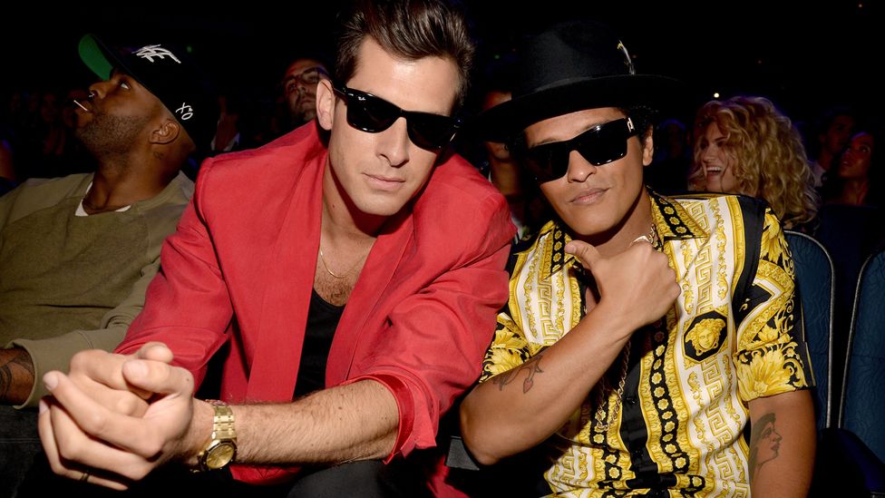 Mark ronson funk bruno mars. Марк Ронсон и Бруно Марс. Mark Ronson Uptown. Марк Ронсон и Бруно Марс фото. Mark Ronson 2015 в очках.