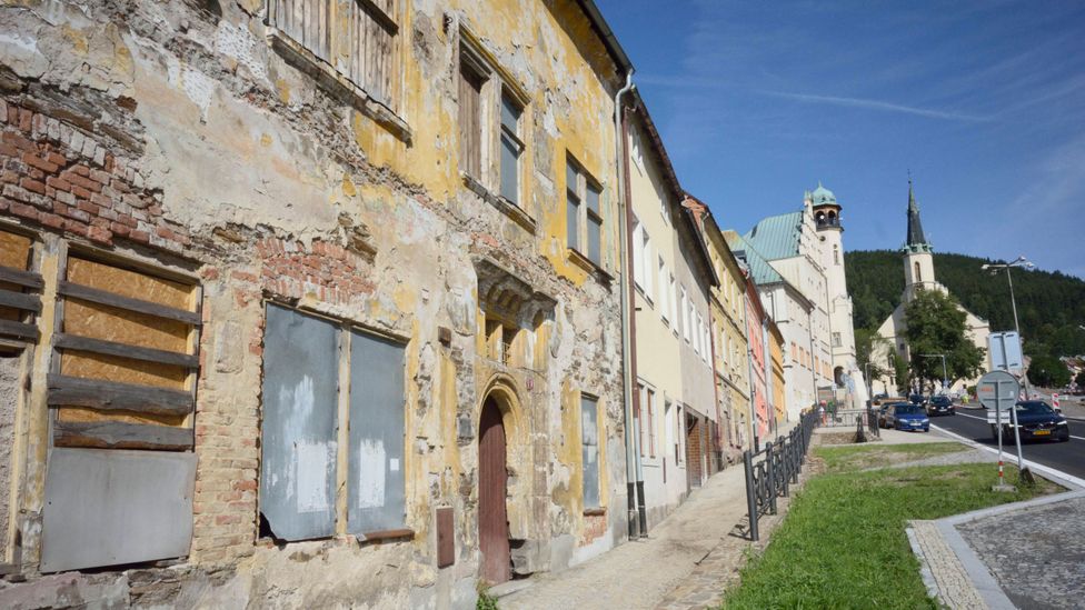 Rows of once-proud Gothic and Renaissance buildings tumble down the hill through Jáchymov (Credit: dpa picture alliance/Alamy) Rows of once-proud Gothic and Renaissance buildings tumble down the hill through Jáchymov (Credit: dpa picture alliance/Alamy)