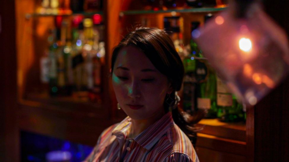 미키 타 테이시 (Miki Tateishi)는 솔로 술꾼을 겨냥한 바인 히토리의 바텐더입니다.  전직 고객 인 그녀는 "세상이 변하고있다"고 생각합니다. (Credit : Shiho Fukada and Keith
Bedford)