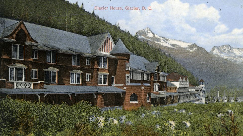 A hand-painted postcard of Glacier House circa 1910 (Credit: Revelstoke Museum & Archives)