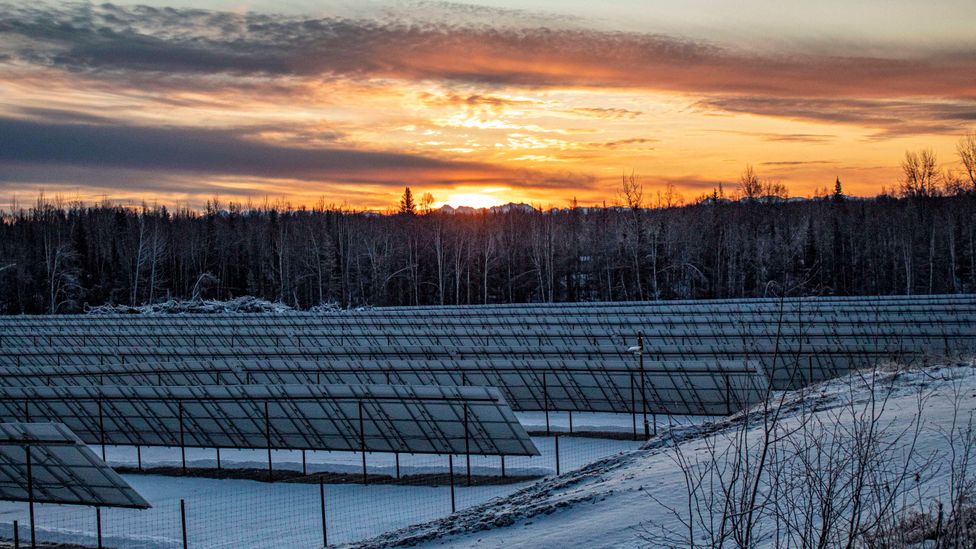 Fazenda solar no Artico tornou possível devido ao avanço da tecnologia e queda dos preços das placas Solar farms close to the Arctic Circle have become viable with advances in solar technology and decreasing costs of panels (Credit: Fischer Knapp)