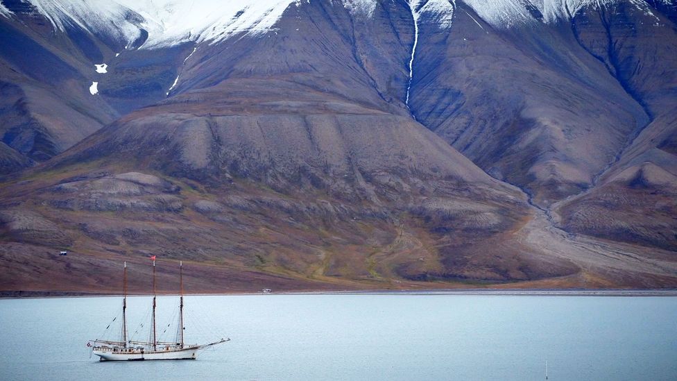 sailing ship in front of mountains Longyearbyen, Svalbard, Norway (Credit: Werner Hoffmann)