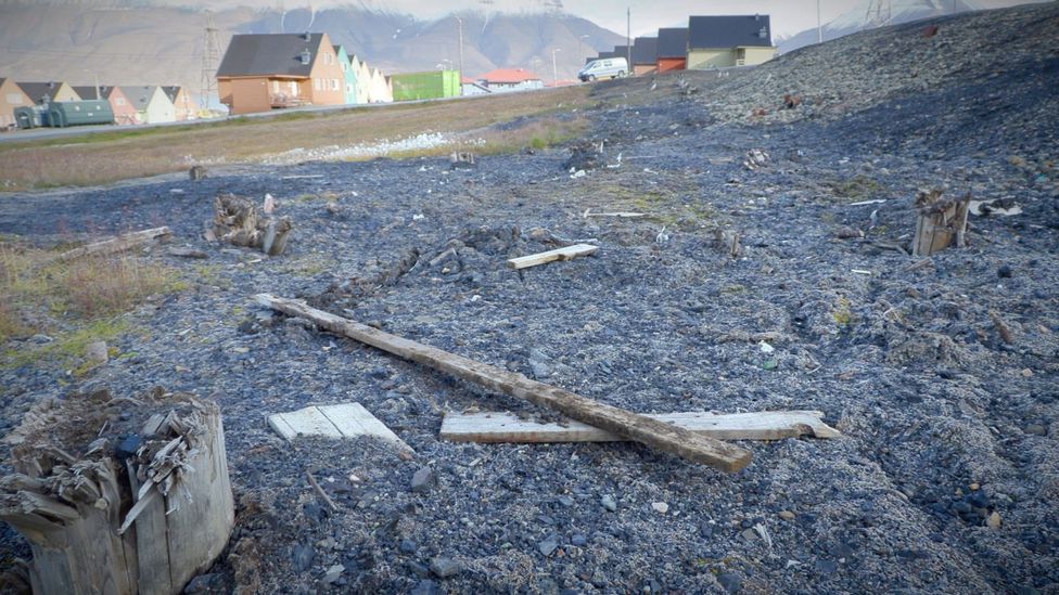 permafrost wooden piles house construction Longyearbyen Svalbard Norway (Credit: Werner Hoffmann)