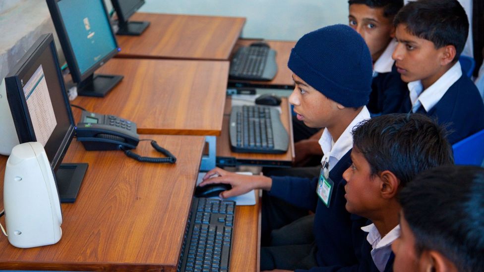 The coronavirus effect on Pakistan's digital divide - BBC Worklife