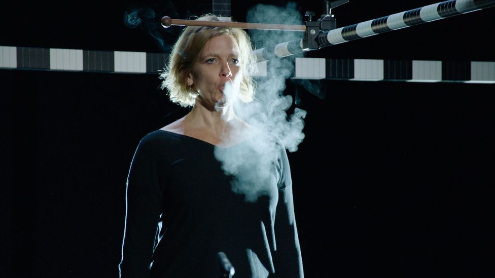 Kerstin Rosenfeldt inhaled a lungful of water vapour before singing to demonstrate how far respiratory microdroplets can travel (Credit: Bayerischer Rundfunk)