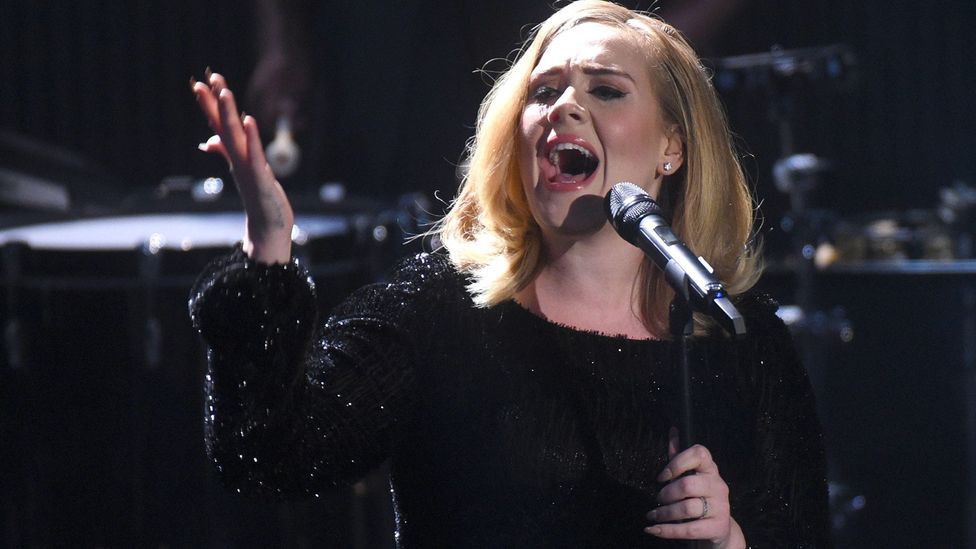 Adele actuando en 2015 en Alemania.  Ella siguió el ejemplo de Beyoncé y creó su propia personalidad llamada Sasha Carter