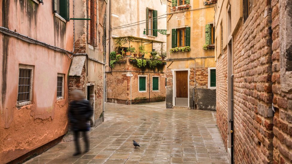 Venice’s narrow alleys and backstreets have the potential to be full of hidden eyes and ears (Credit: Pabst_ell/Getty Images)