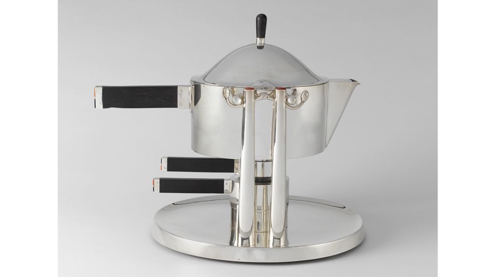 This samovar created in 1904-1905 in Vienna brought a sleek, refined modernism to an everyday object (Credit: Louvre Abu Dhabi)