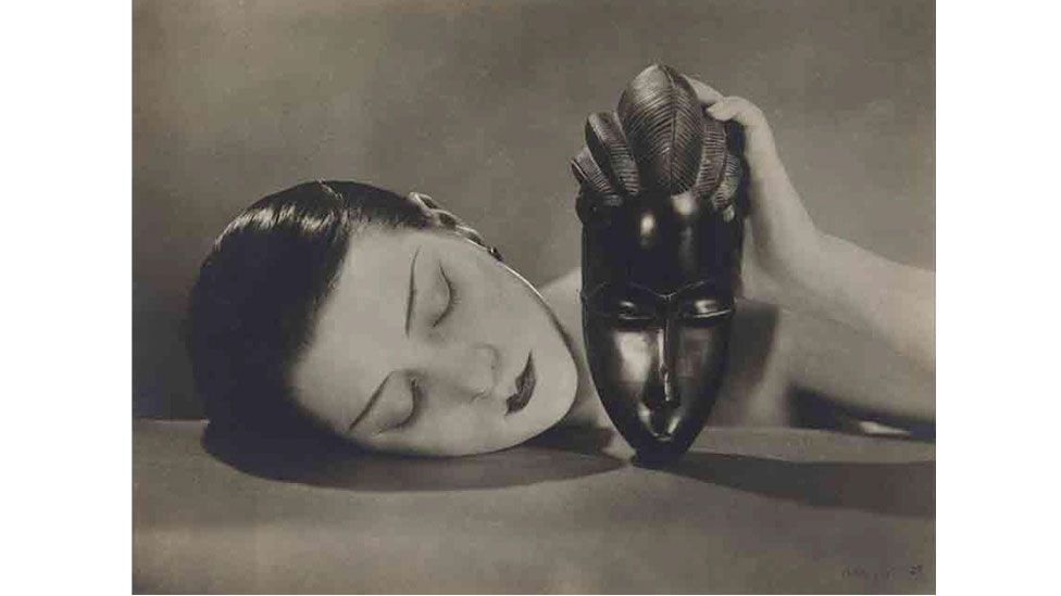 Hak atas foto Alamy Gambar terkenal Noire et Blanche oleh Man Ray pertama kali muncul di Vogue pada tahun 1926.