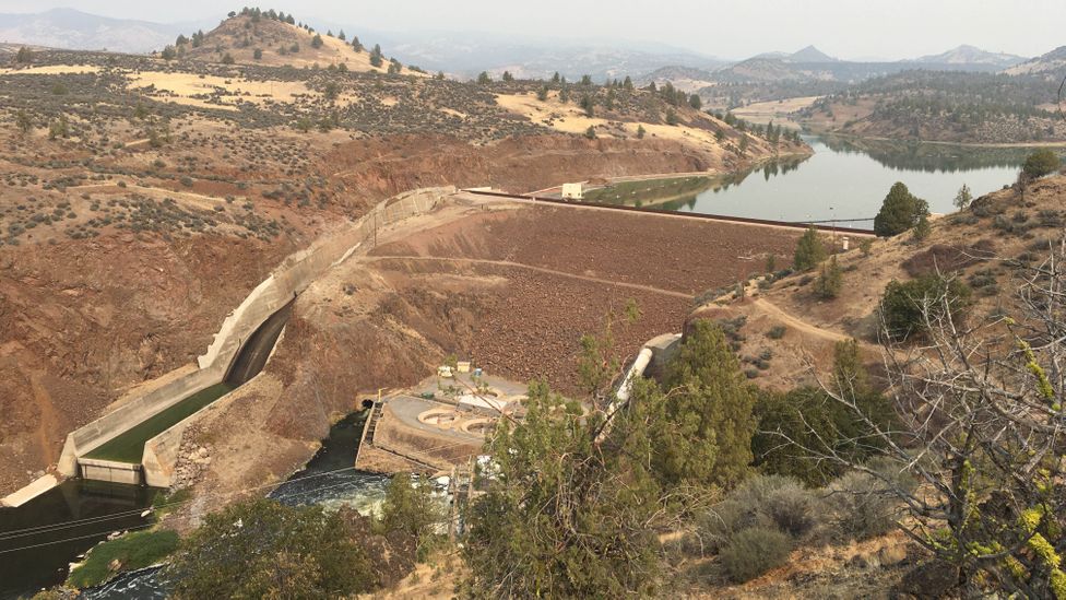 limpeza de barragem na califórnia