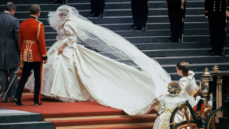 The dress that made the world gasp - BBC Culture
