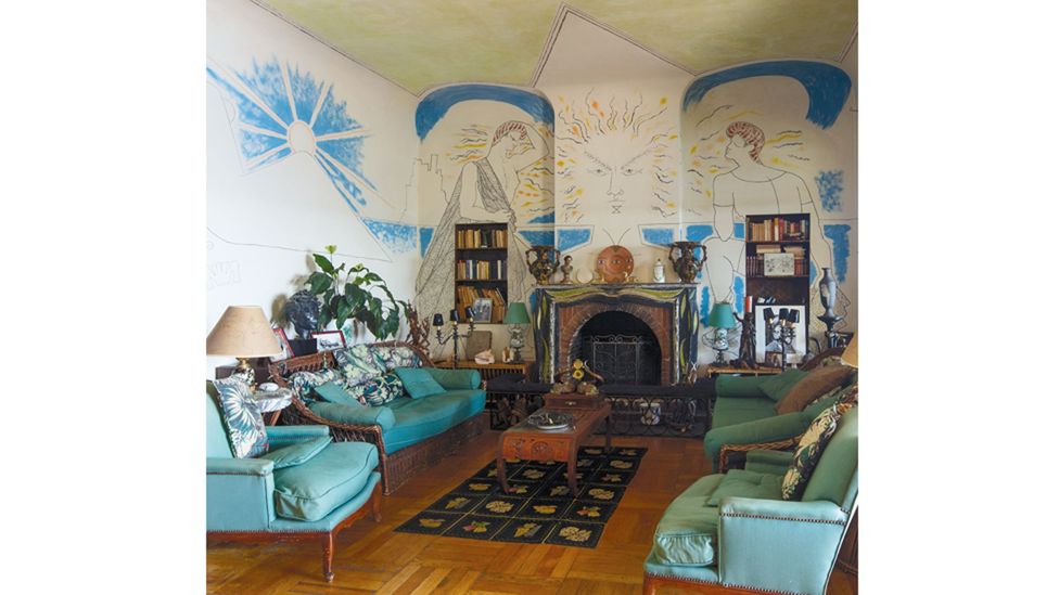 Дом на юге Франции, где когда-то жил художник Жан Кокто, известен как Татуированная вилла (Источник: Life Meets Art / Phaidon)