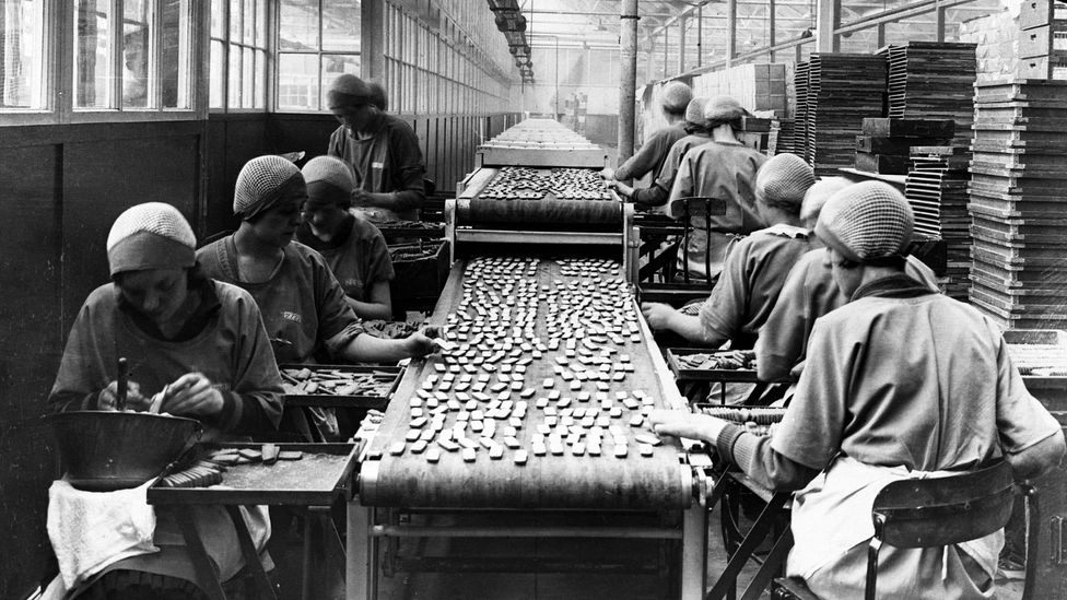 Factory workers icing a steady supply of biscuits in 1926 (Credit: Getty Images)