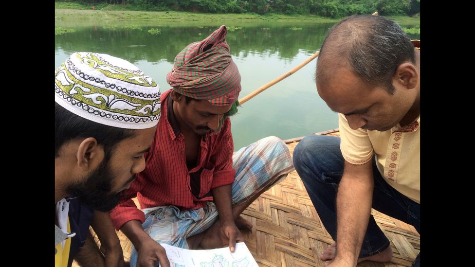 The team at Bengal Muslin enlisted the help of local villagers during the search for the lost plant (Credit: Drik/ Bengal Muslin)