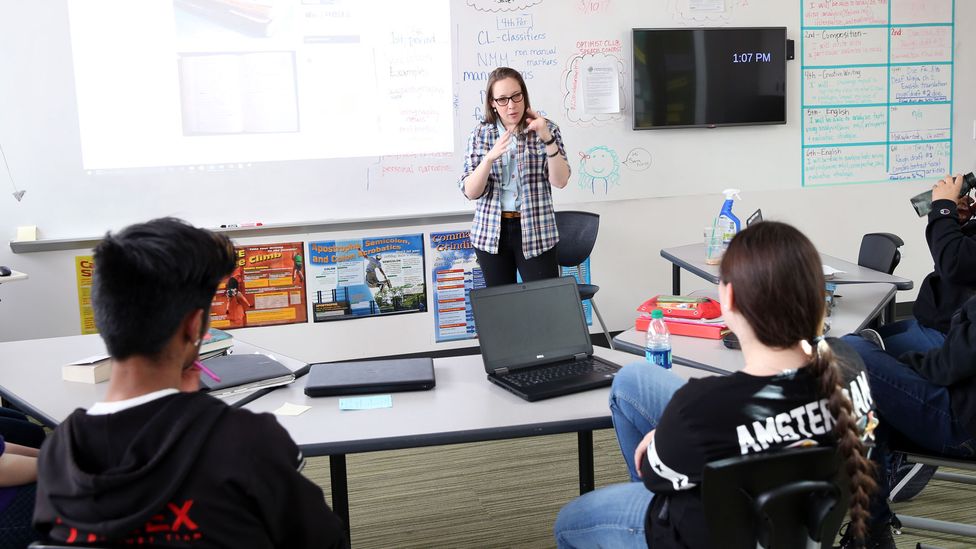 Sara Nović habla sobre la escritura con estudiantes de la Escuela para Sordos de las Montañas Rocosas en Colorado, EE. UU. (Crédito: Sara Nović)