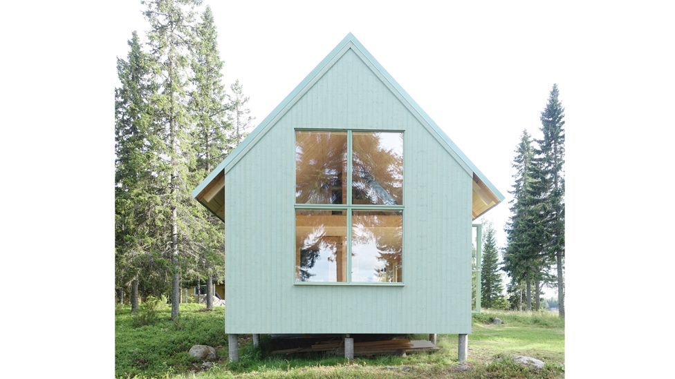 Un escondite simple en la isla sueca de Kallaxön se mezcla con la naturaleza circundante (Crédito de la foto: Wikholm Lyckefors)