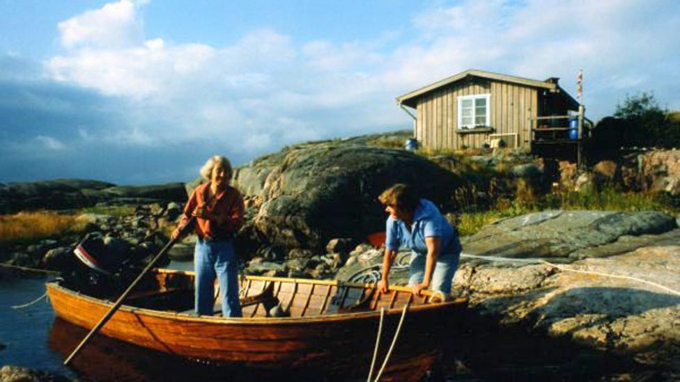 La autora e ilustradora finlandesa Tove Jansson y su pareja vivían en la isla de Klovharu (Crédito de la foto: Per Olov Jansson / Moomin Characters Oy Ltd.)