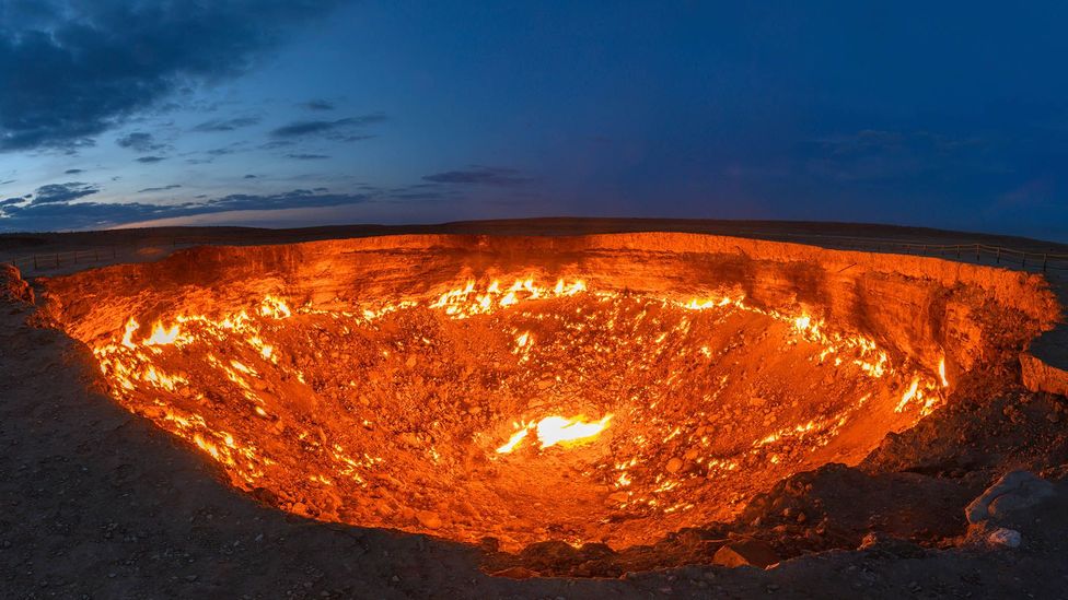 The Darvaza Crater: Beautiful Places in Turkmenistan-CrazynewsX