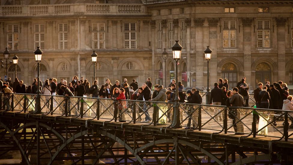 The French freely express their love in public with hugs, cuddles and kisses (Credit: Buena Vista Images/Getty Images)