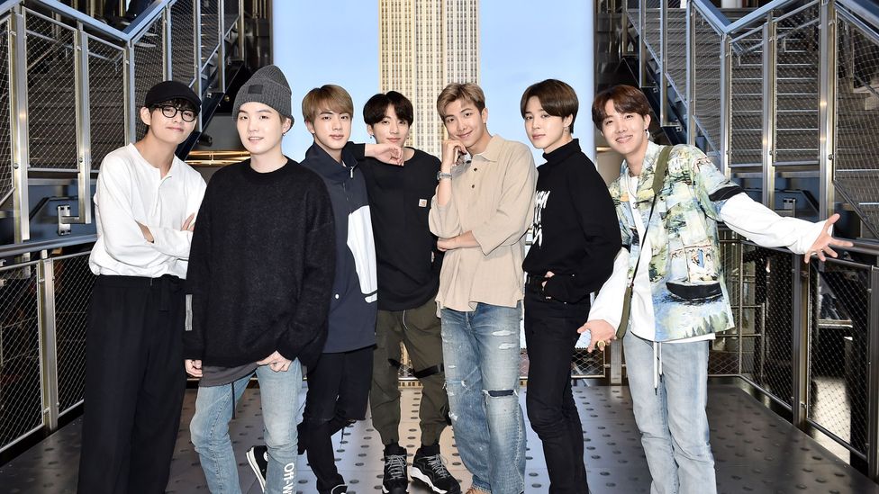 Copyright immagine Getty Images Didascalia immagine K-Pop BTS rappresenta una nuova versione più morbida della bellezza maschile popolare con la Generazione Z