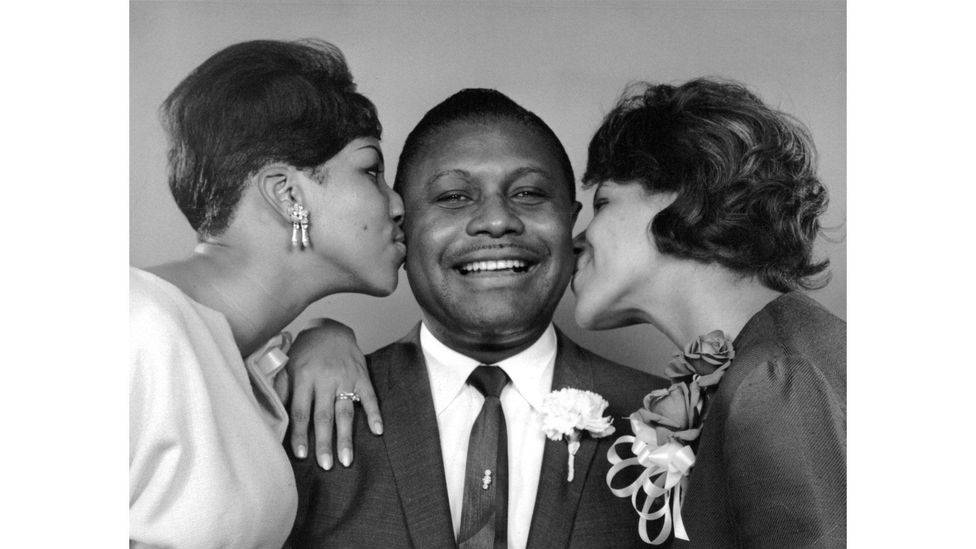 Aretha (left) and Carolyn (right) with their father, the Rev CL Franklin (Credit: Alamy)