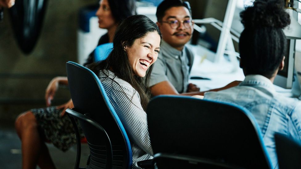 Reafirmar los vínculos sociales con los colegas lo ayudará tanto en la oficina como cuando esté trabajando virtualmente (Crédito: Getty)