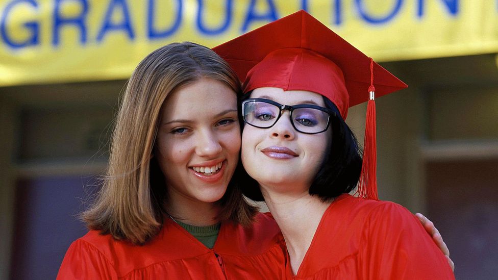 Ghost World centred on two high-school graduates, played by Thora Birch and Scarlett Johansson, and their disdain for mainstream culture (Credit: Alamy)