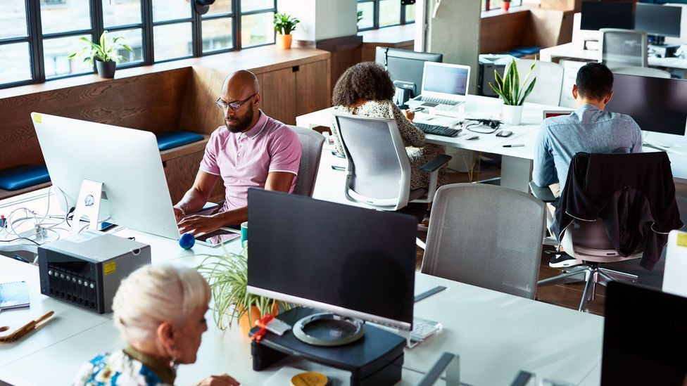 Después de un año de trabajo remoto, algunos están desafiando las convenciones laborales prepandémicas, como la necesidad de estar presente en las oficinas (Crédito: Getty)