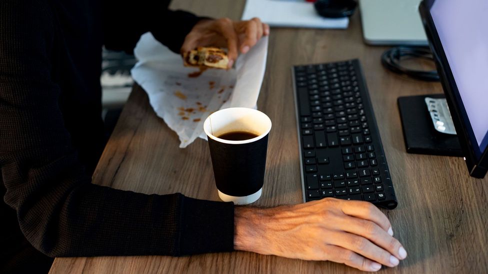 Llegar a su escritorio antes que nadie no es suficiente; debe pregonar sus logros (Crédito: Getty Images)