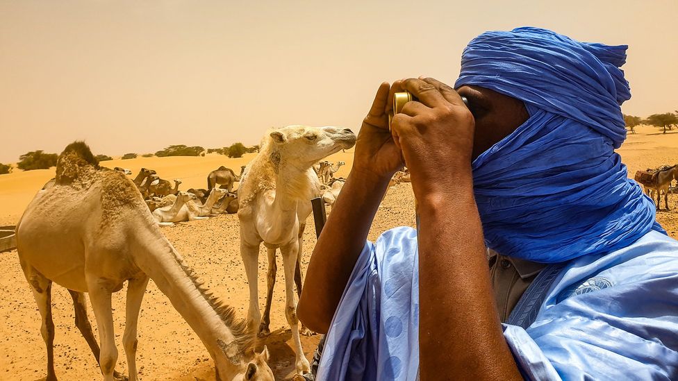 Les daraa et les tagelmusts sont deux vêtements de base pour les hommes traditionnellement nomades du Sahara (Crédit : Juan Martinez)