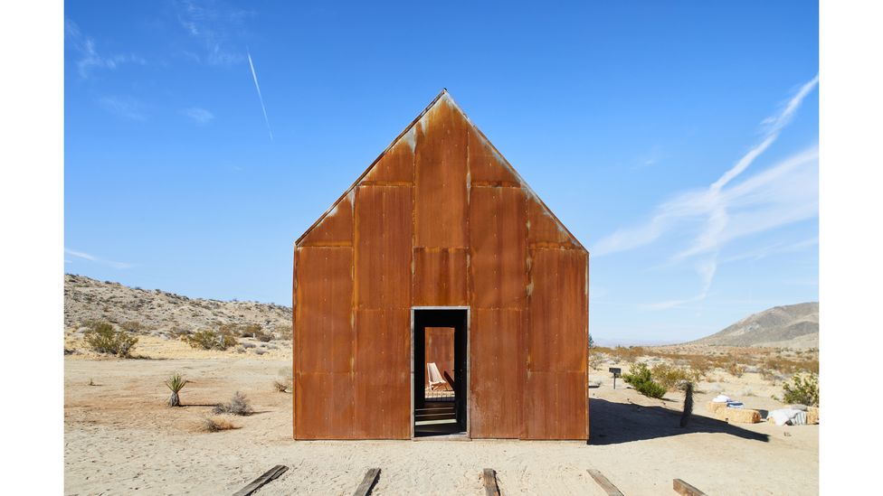El techo a dos aguas y las gruesas paredes de esta cabaña en el desierto la hacen habitable durante todo el año (fuente: Sam Frost / Cabin Fever, Gestalten)