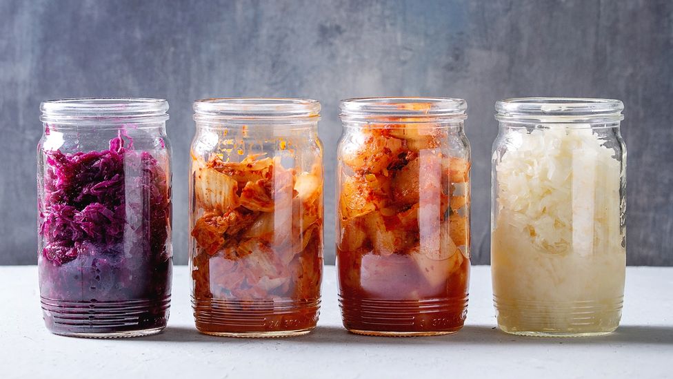 Los alimentos fermentados como el kimchi y el chucrut son ricos en bacterias vivas y levaduras que pueden enriquecer el microbioma intestinal (Crédito: Natasha Breen / Getty Images)