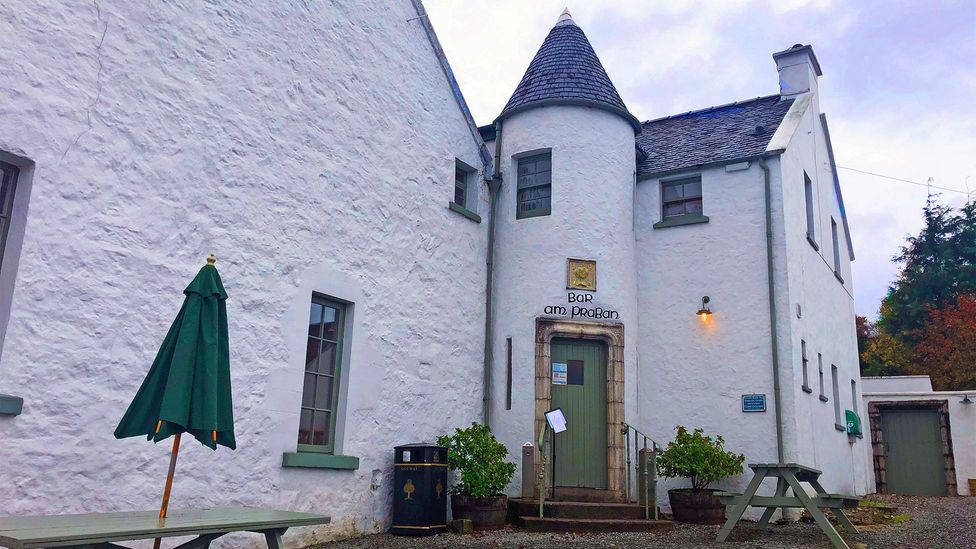 The Am Pràban adjoined to the Hotel Eilean Iarmain hosts traditional music sessions (Credit: Sally Coffey)