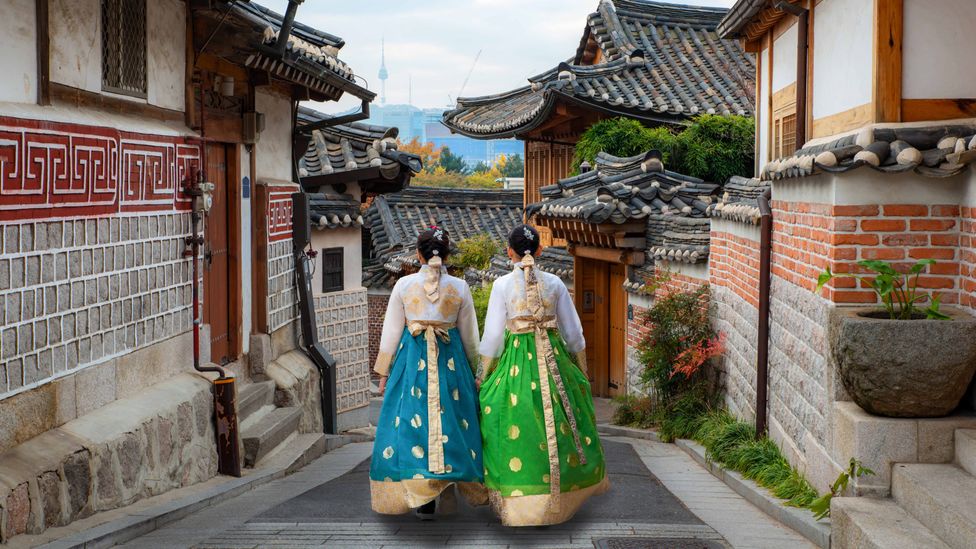 La sociedad coreana sigue centrada en las antiguas tradiciones de piedad filial, deferencia a los ancianos y orden social (Crédito: Prasit Photo / Getty Images)