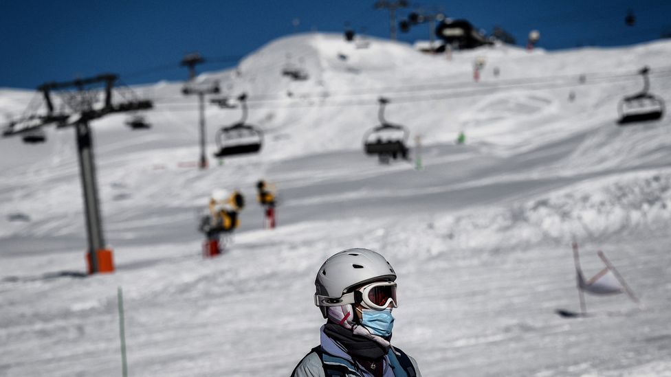 Skiier with mask on French slope (Credit: Jeff Pachoud/AFP/Getty Images)