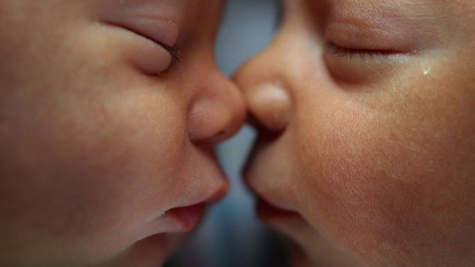 Two babies are sleeping soundly and facing each other (Getty Images)