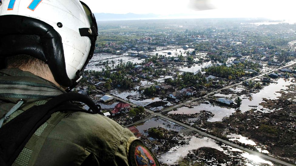 Un helicóptero de la Marina de EE. UU. sobrevuela Sumatra, Indonesia, después del tsunami de 2004 (Crédito: Jordan R. Beesley/US Navy/Getty)