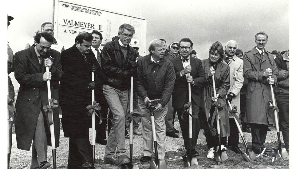 Officials dig the first shovels of dirt of new Valmeyer in December 1993 (Credit: Dennis Knobloch/Ned Trovilion)