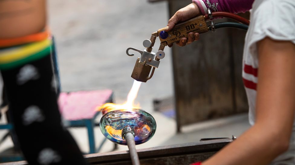 Ultimately, women – and new faces in general – might come to play a crucial role for the future of glassmaking on the island (Credit: Massimo Pistor/El Cocal Glass Studio)