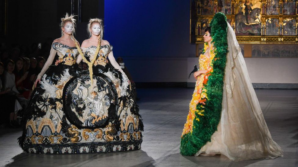Guo Pei created the world's most dresses - BBC