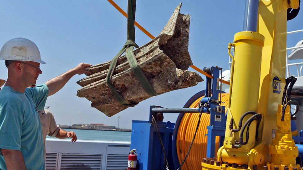 A rostrum from the Battle of the Aegates is recovered and brought onto the ship Hercules (Credit: Salvo Emma/Soprintendenza del Mare)