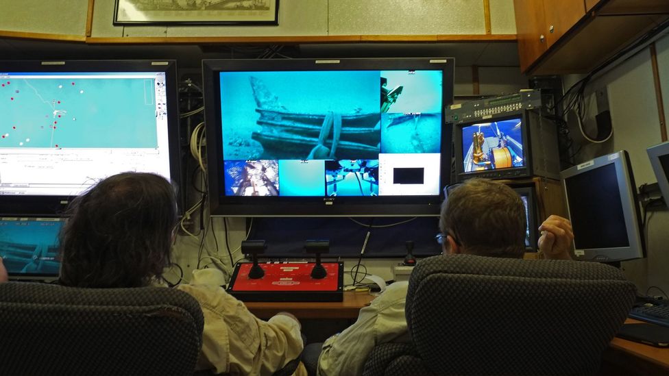Researchers examine naval artefacts on the seabed from the ship Hercules (Credit: Salvo Emma/Soprintendenza del Mare)